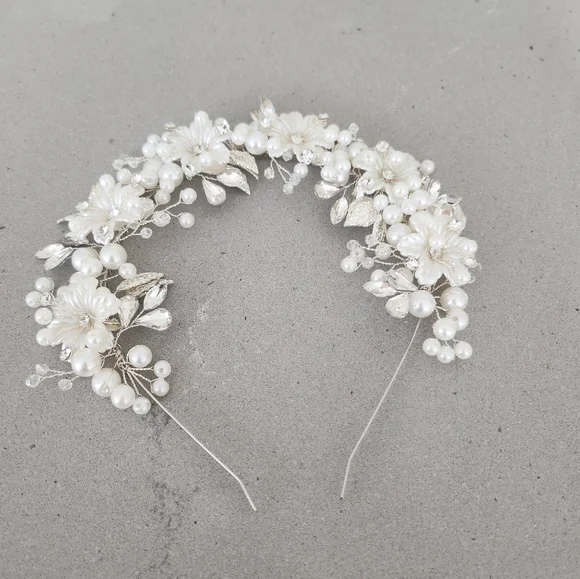 Elegant Pearl and Gold Floral Hair Accessory - Picture 6 of 7